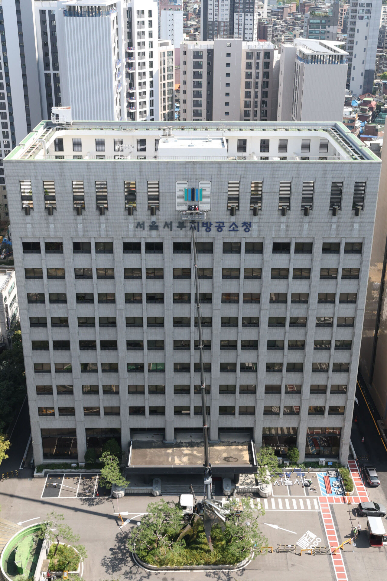 29일 서울 마포구 서울서부지방검찰청 외벽에서 작업자들이 검찰 간판을 철거하고 있다.