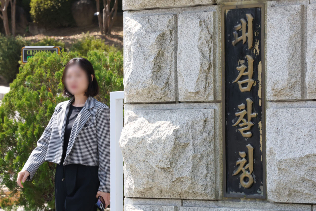 29일 서울 서초구 대검찰청에서 관계자가 이동하고 있다.
