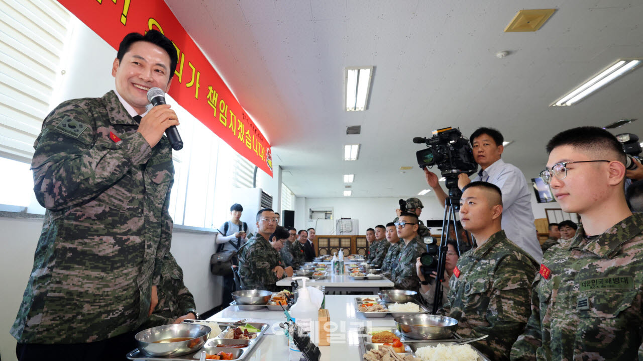 장동혁 국민의힘 대표가 29일 인천 백령도 해병대 제 6여단을 방문해 점심 식사 전 장병들을 격려하고 있다. (사진=국회사진기자단)