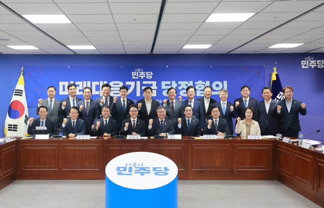 29일 국회 의원회관에서 열린 미래대응기금 및 지방교부세 개편 관련 당정협의회가 열린 가운데 허태정 대전시장과 박수현 충남지사 등 전국의 12개 시도지사들이 기념촬영을 하고 있다. (사진=대전시)
