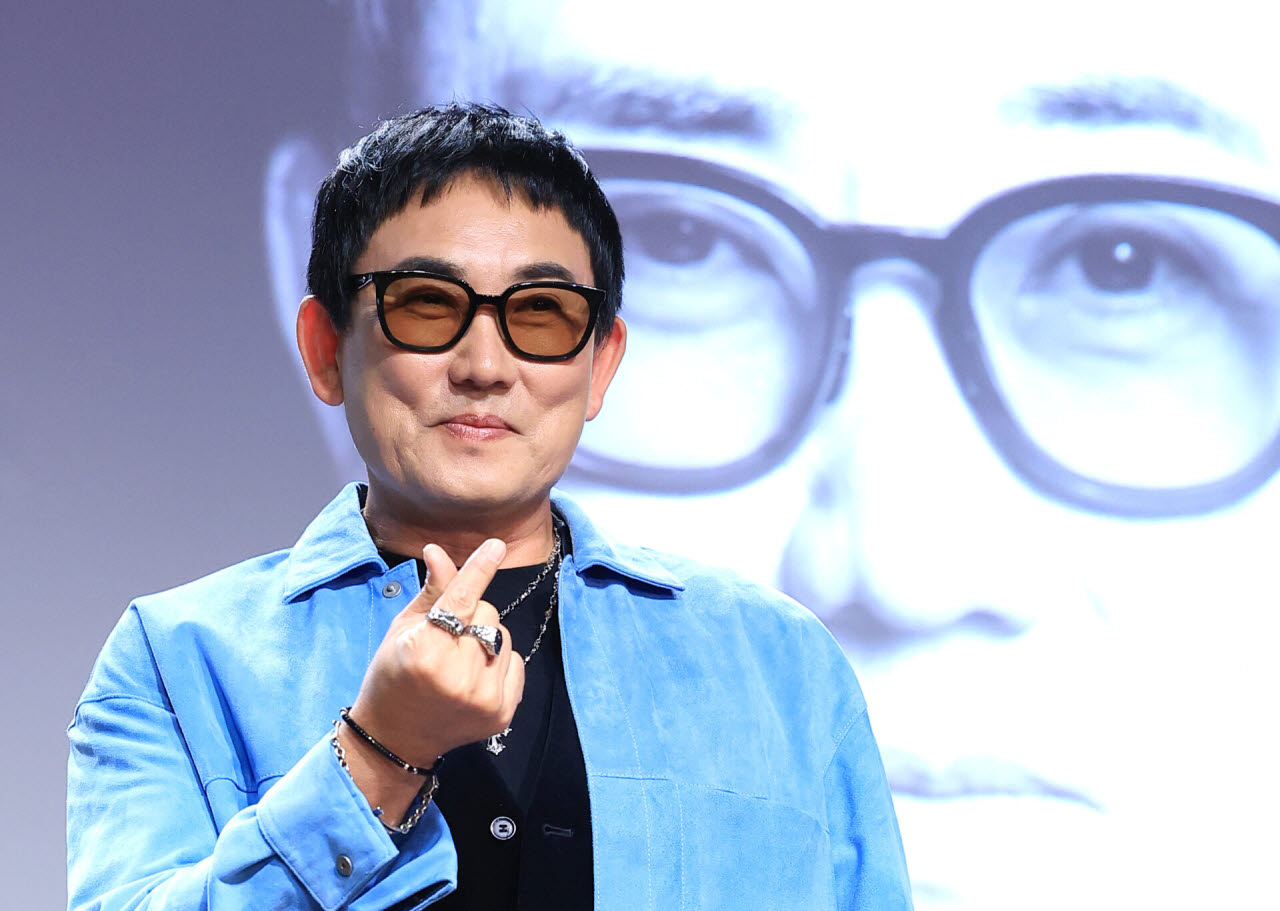 가수 이승철이 29일 서울 용산구 현대카드 언더스테이지에서 열린 ‘데뷔 40주년 기념 앨범 ’우리만의 이야기‘ 음감회에서 포즈를 취하고 있다.(사진=뉴스1)