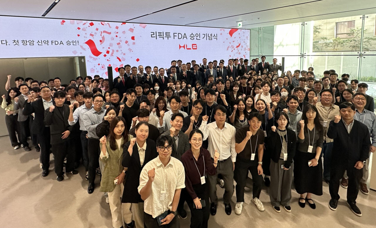 29일 서울 강남구 HLB 학동 사옥에서 열린 ‘리픽투 FDA 승인 기념식’에 참여한 진양곤 HLB그룹 의장과 임직원. (사진= HLB)