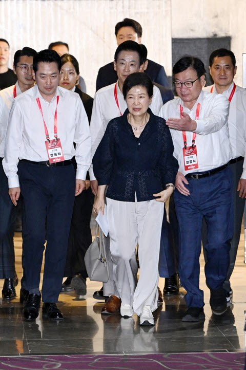 박근혜 전 대통령이 지난달 27일 경기도 고양시 장항동 소노캄 고양에서 열린 2026 국민의힘 국회의원 연찬회에 장동혁 대표, 정점식 원내대표와 함께 입장하고 있다 (사진=공동취재)