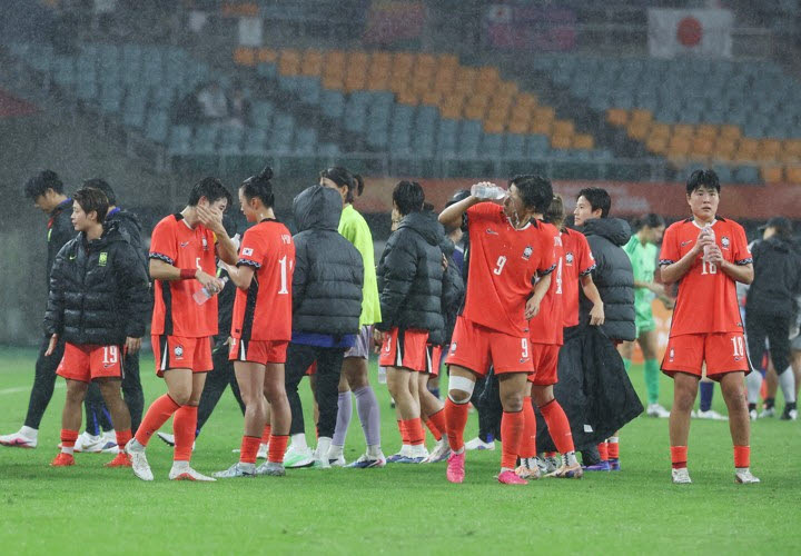 29일 일본 시즈오카현 후쿠로이의 시즈오카 스타디움 에코파에서 열린 2026 아이치·나고야 아시안게임 여자 축구 준결승 대한민국과 일본의 경기. 경기 종료 휘슬이 울리자 한국 선수들이 아쉬움을 감추지 못하고 있다. 사진=연합뉴스
