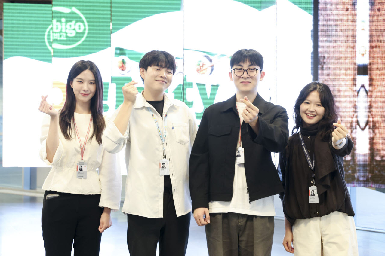 CJ제일제당의 식품사업 특화 채용 전형인 '퓨처 마케터 리그'를 통해 입사한 신입 마케터 최영서(왼쪽부터)·이강우·박재민 PM과 이서현 채용담당자가 인터뷰 이후 기념 촬영을 하고 있다. (사진=이데일리 이영훈 기자).