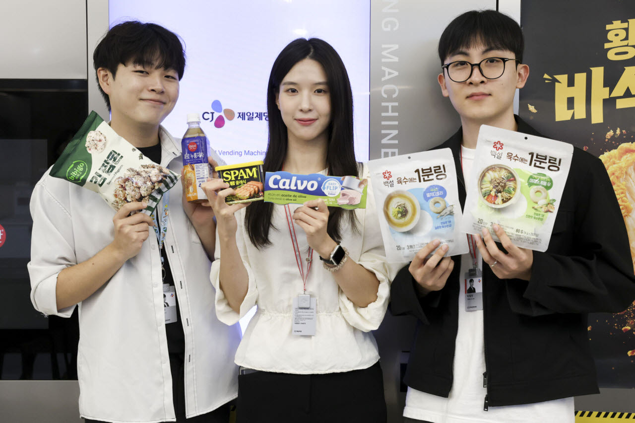 CJ제일제당의 식품사업 특화 채용 전형인 '퓨처 마케터 리그(Future Marketer League, 퓨마리)'를 통해 입사한 신입 마케터 이강우(왼쪽부터)·최영서·박재민 PM이 자사 제품을 들고 사진 촬영을 하고 있다. (사진=이데일리 이영훈 기자).