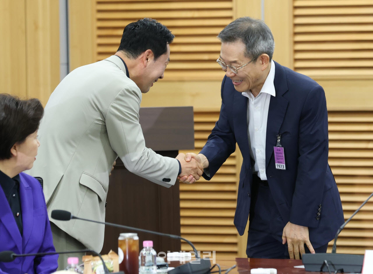 [포토]굿모닝 수요 정책 아카데미, '악수하는 장동혁-이종호'