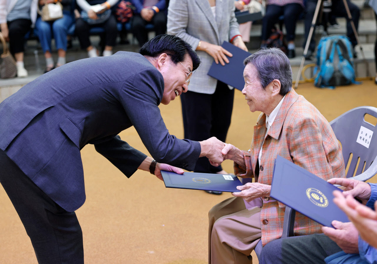 송파구는 10월 2일 서울놀이마당에서 '노인의 날 기념 송파구 어르신 한마당'을 개최한다. 사진은 지난해 열린 노인의날 2025년 송파구 어르신 한마당 행사에서 서강석 송파구청장이 모범 어르신께 표창을 수여하는 모습. (사진=송파구)