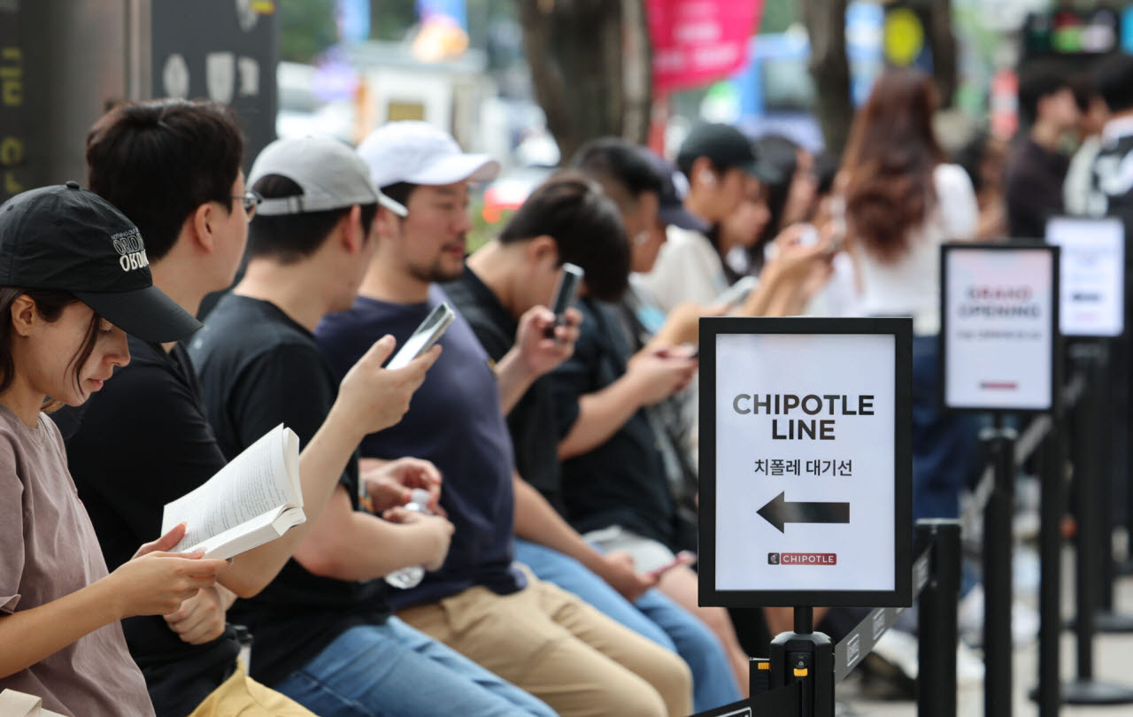 지난 2일 서울 서초구 치폴레 강남점에서 시민들이 오픈 전 길게 줄 서 있다. 미국의 멕시칸 외식 프랜차이즈 '치폴레'가 한국에 아시아 첫 매장을 열고 이날부터 영업을 시작했다. (사진=뉴시스).
