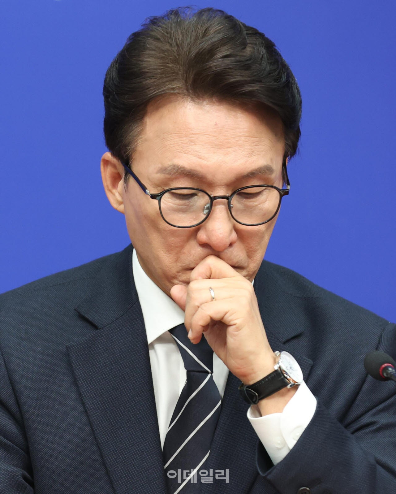 김민석 더불어민주당 대표가 28일 서울 여의도 국회에서 열린 최고위원회의에서 회의 자료를 살펴보고 있다.(사진=노진환 기자)