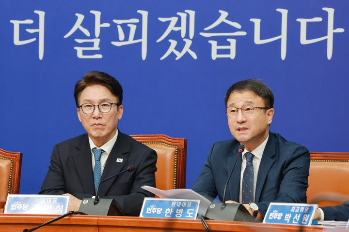 더불어민주당 한병도 원내대표가 30일 국회에서 열린 최고위원회의에 참석해 발언하고 있다. 왼쪽은 김민석 대표. (사진=연합뉴스)