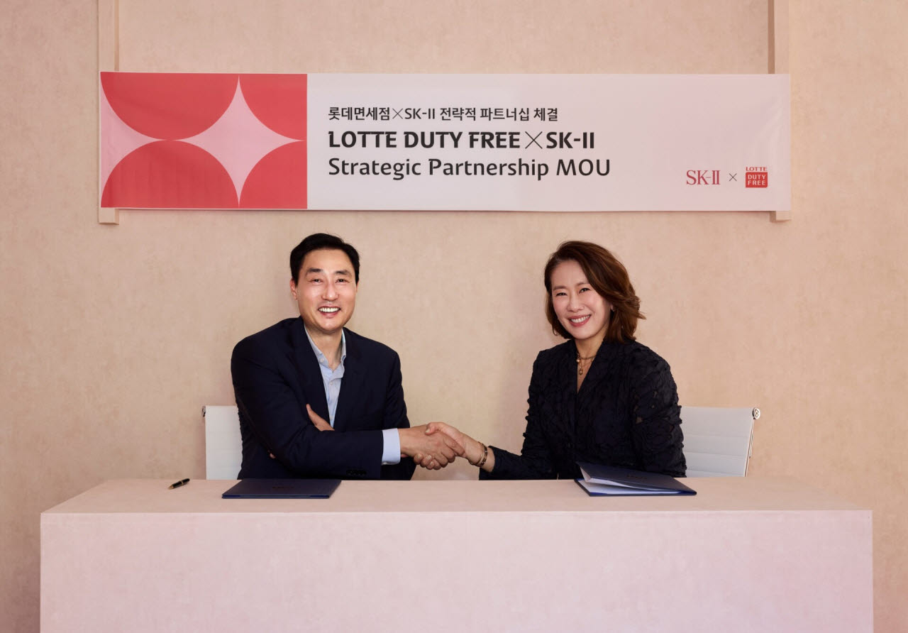 지난 28일(현지시간) 프랑스 칸에서 열린 세계 최대 규모의 면세 박람회 ‘2026 TFWA 월드(World)’에서 김동하 롯데면세점 대표이사(사진 좌측)와 이수경 P&G 글로벌 스킨케어 프레지던트가 MOU 체결 후 기념 촬영을 하고 있다. (사진=롯데면세점)