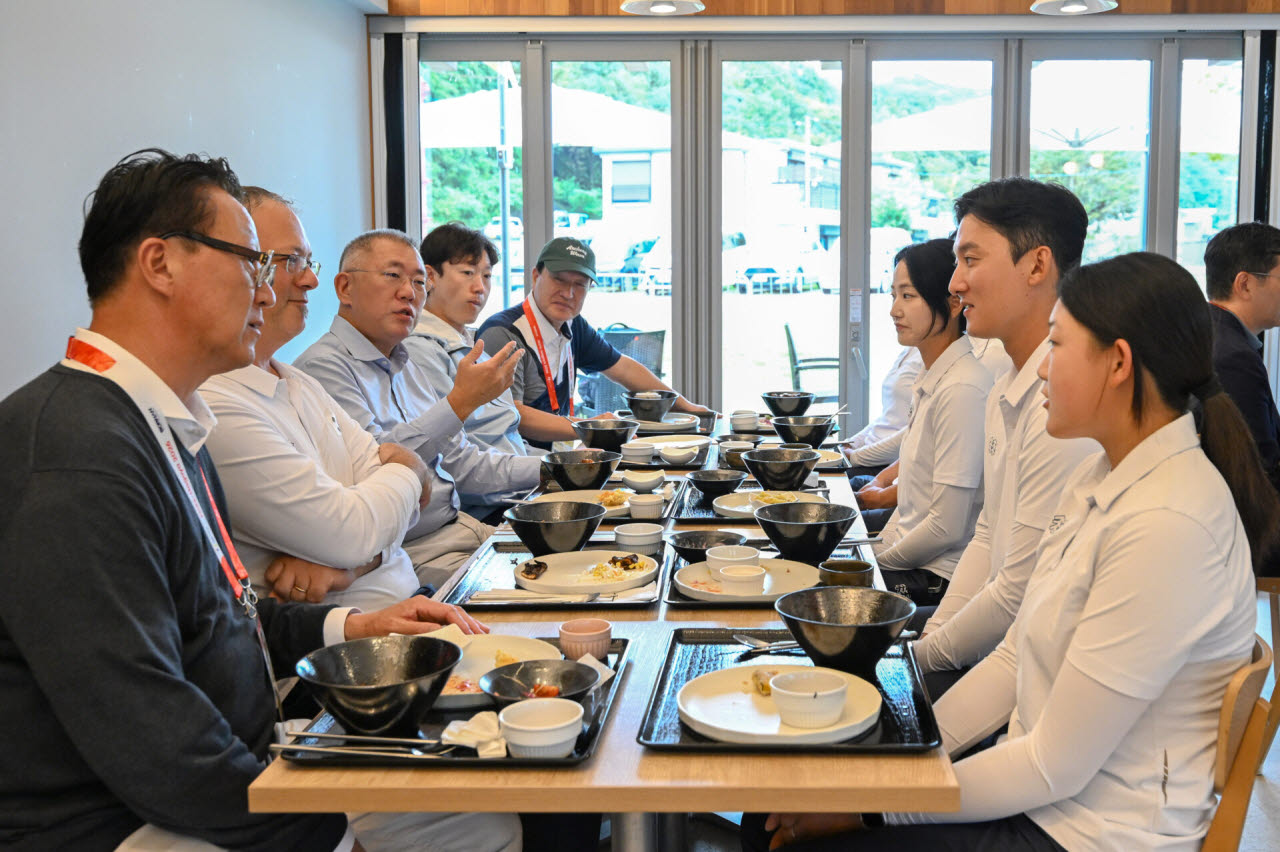 대회장 인근에 마련된 대한민국 양궁 대표선수단 전용 휴게공간에서 대표선수들과 정의선 대한양궁협회 회장이 함께 식사하며 대화하는 모습. (사진=대한양궁협회)
