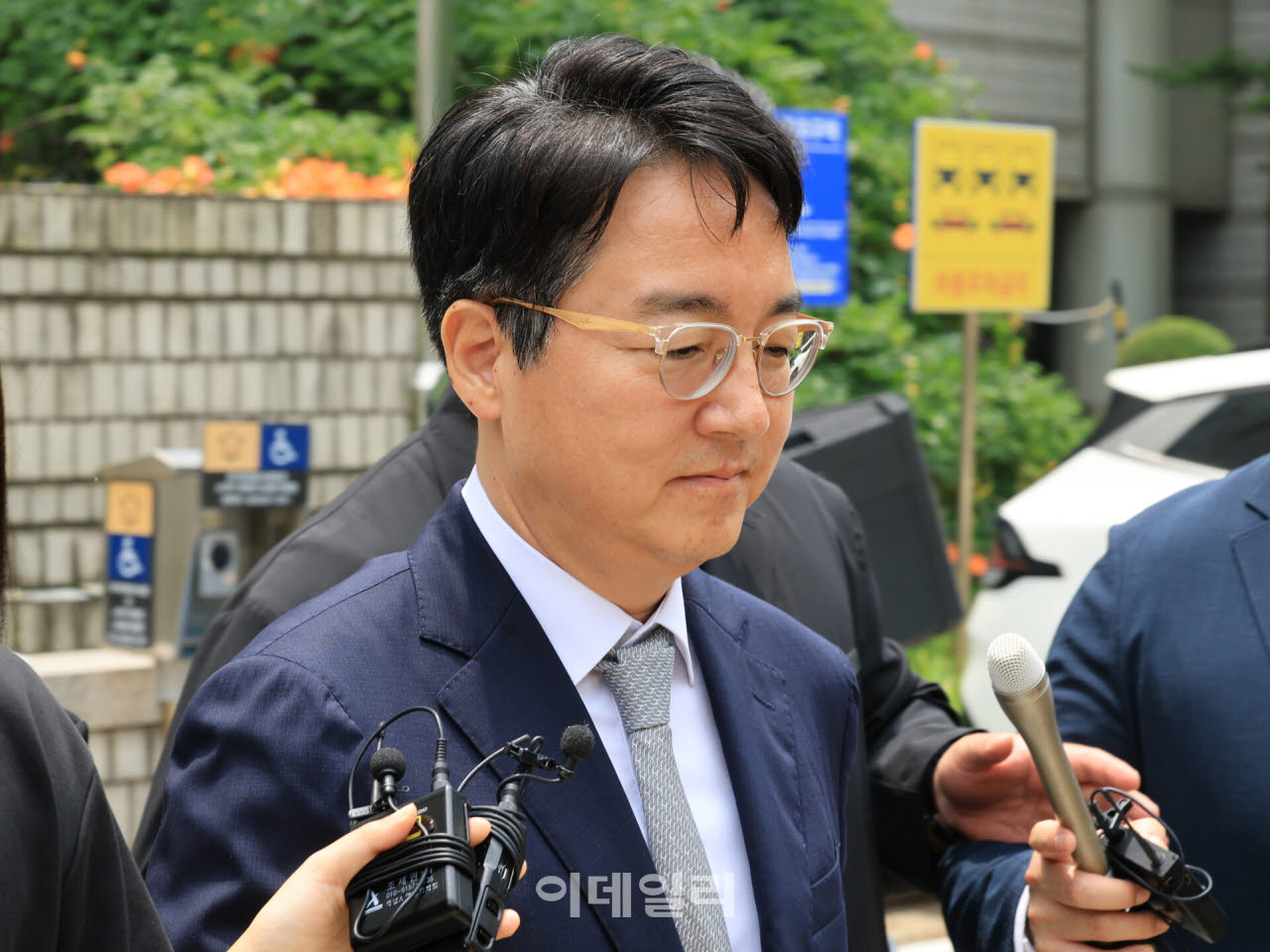 심우정 전 검찰총장이 지난 7월 중앙지법에서 구속 전 피의자심문을 마치고 법원을 나서는 모습(사진= 공동취재단)