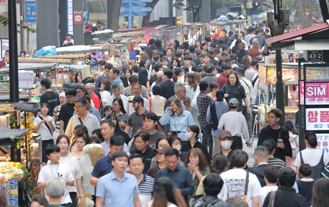 서울 명동 거리가 관광객 및 시민들로 붐비고 있다. (사진=연합뉴스)