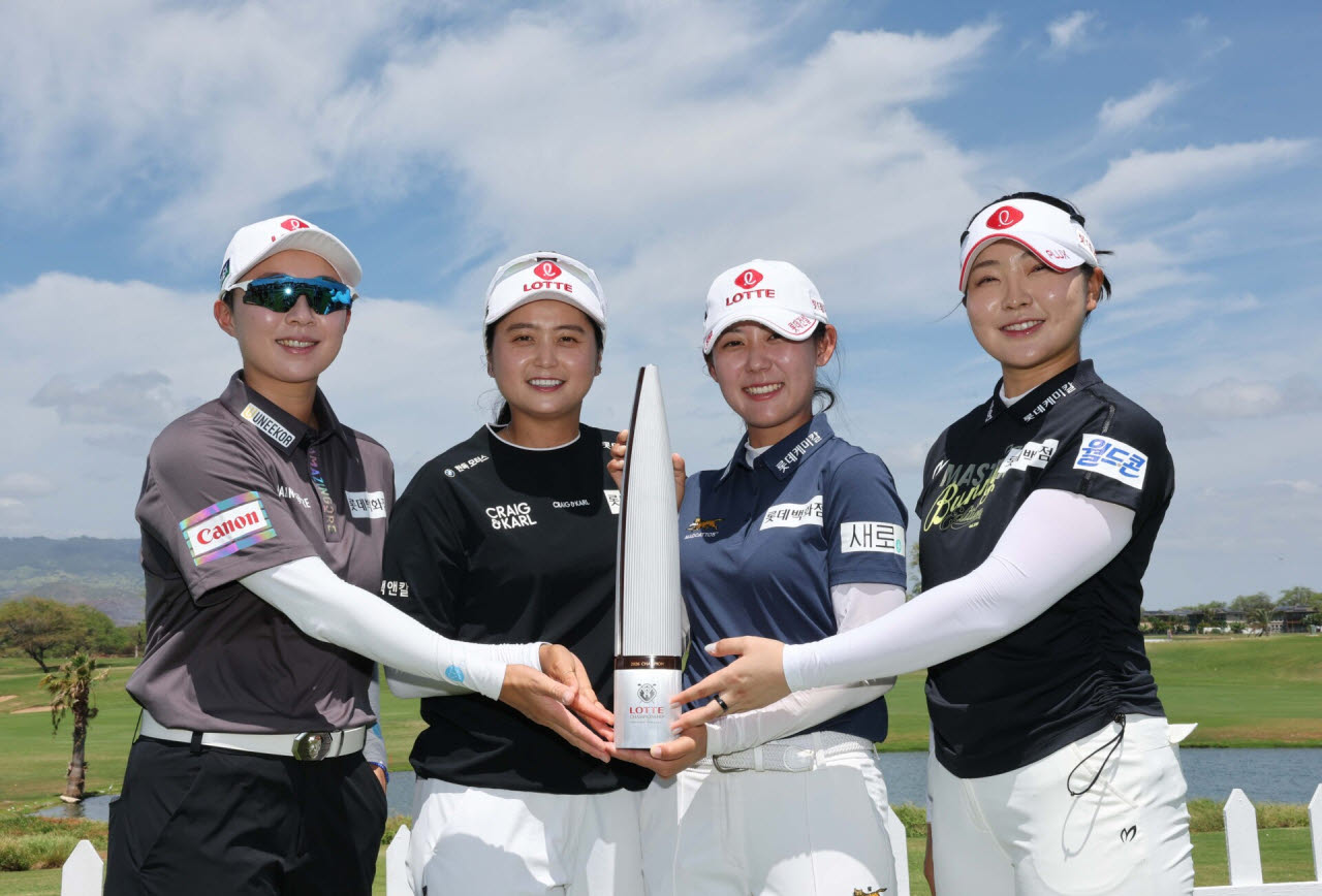 LPGA 투어 롯데 챔피언십에 출전하는 롯데 소속 선수들이 우승트로피 앞에서 선전을 다짐하고 있다. 왼쪽부터 김효주, 최혜진, 황유민, 유현조. (사진=대홍기획)