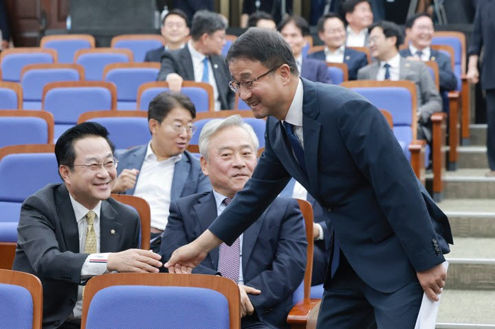 한병도 더불어민주당 원내대표(오른쪽)가 29일 국회에서 열린 의원총회에 참석하며 박성준 수석대변인과 인사하고 있다.(사진=연합뉴스)