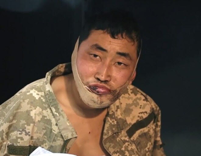 러시아 쿠르스크 지역에서 교전 중 생포된 북한군 2명이 우크라이나 키이우 내 포로수용시설 침대에서 한국어로 신문을 받는 영상./우크라이나 보안국(SBU)·인폼네이팜 텔레그램 캡처