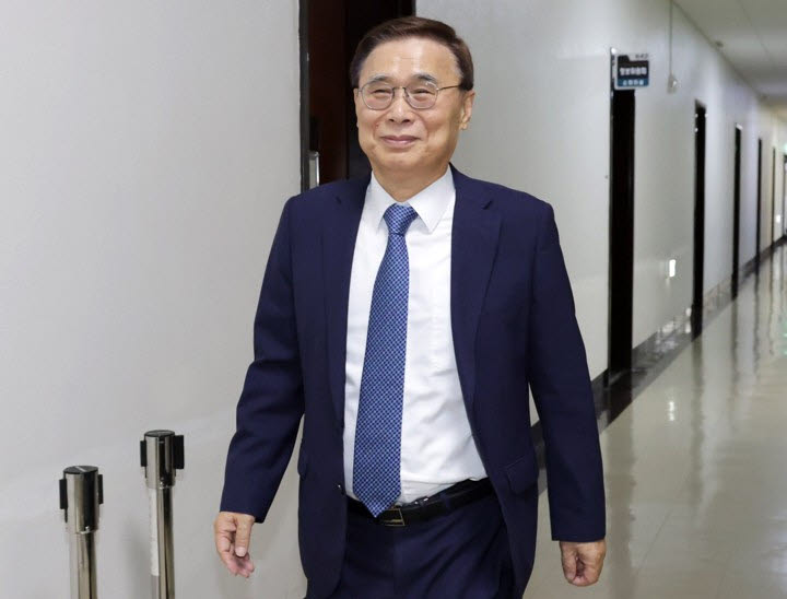 이종석 국가정보원장이 30일 국회 정보위 전체회의를 마친 뒤 회의장을 나서고 있다.(사진=연합뉴스)