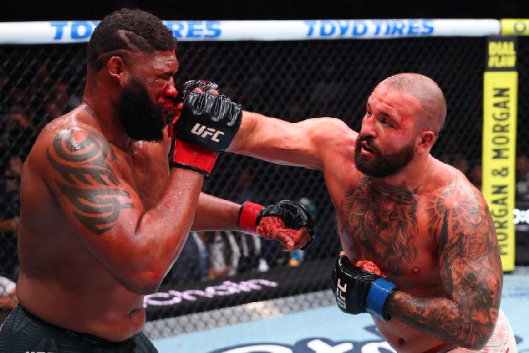 UFC 헤비급 타이틀에 도전하는 조쉬 호킷(오른쪽). 사진=UFC