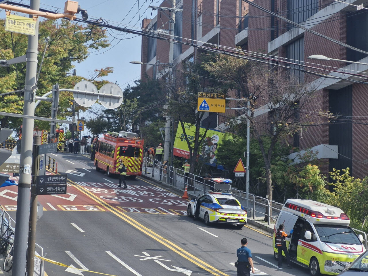 30일 서울 성북구 동소문동1가 인근 도로에서 이삿짐 차량이 건물 외벽을 들이받았다. (사진=독자 제공)