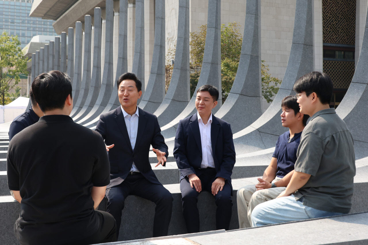 오세훈 서울시장이 30일 서울 광화문광장 감사의정원에서 청년부상제대군인들을 만나 대화하고 있다.(사진=뉴시스)