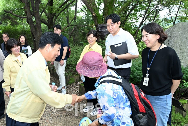 시민과 인사하고 있는 신동화 시장.(사진=구리시)
