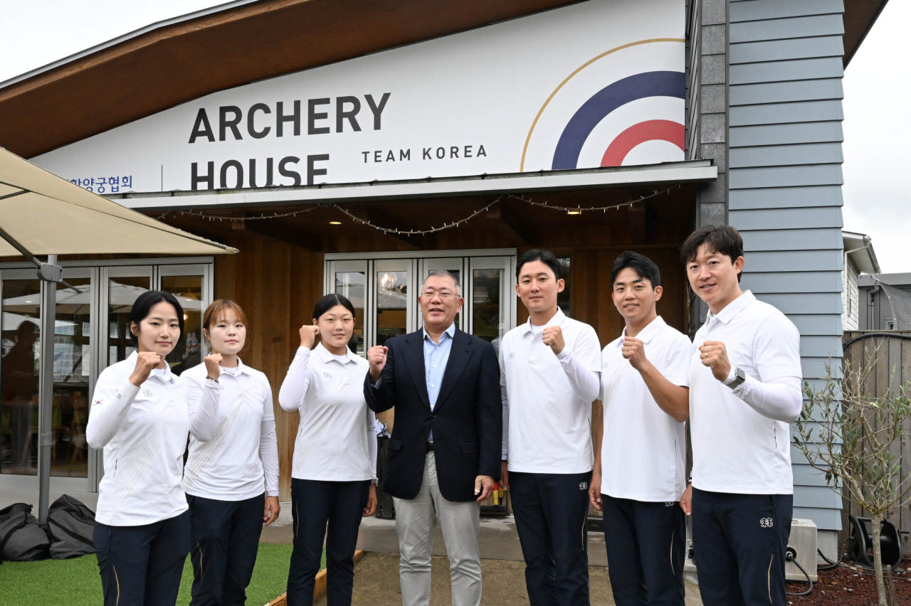 정의선 대한양궁협회 회장이 지난 29일 대회장 인근에 마련된 대한민국 양궁 대표선수단 전용 휴게공간 앞에서 대표선수들과 기념촬영을 하는 모습. 왼쪽부터 박정윤, 박예린, 강연서 선수, 정의선 대한양궁협회 회장, 김종호, 최은규, 최용희 선수. (사진=대한양궁협회)