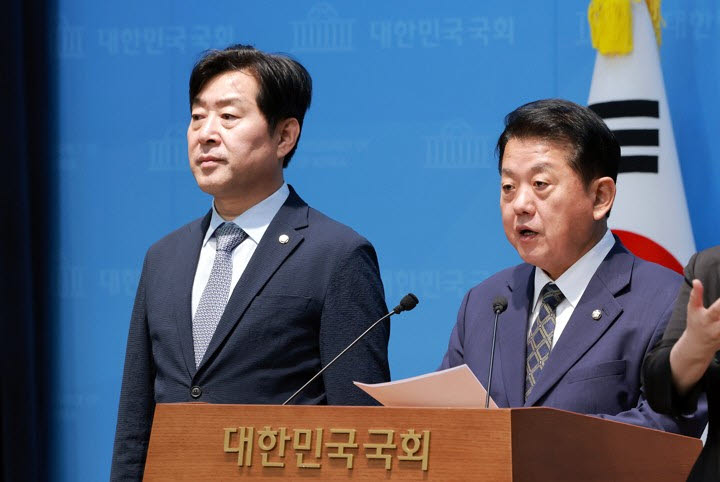 국회 국방위원회 여당 간사인 더불어민주당 김병주 의원과 국방위원인 민주당 황명선 의원이 30일 국회 소통관에서 최근 비무장지대(DMZ)에서 발생한 지뢰 폭발과 관련해 북한의 정전협정 위반을 규탄하고 있다. (사진=연합뉴스)
