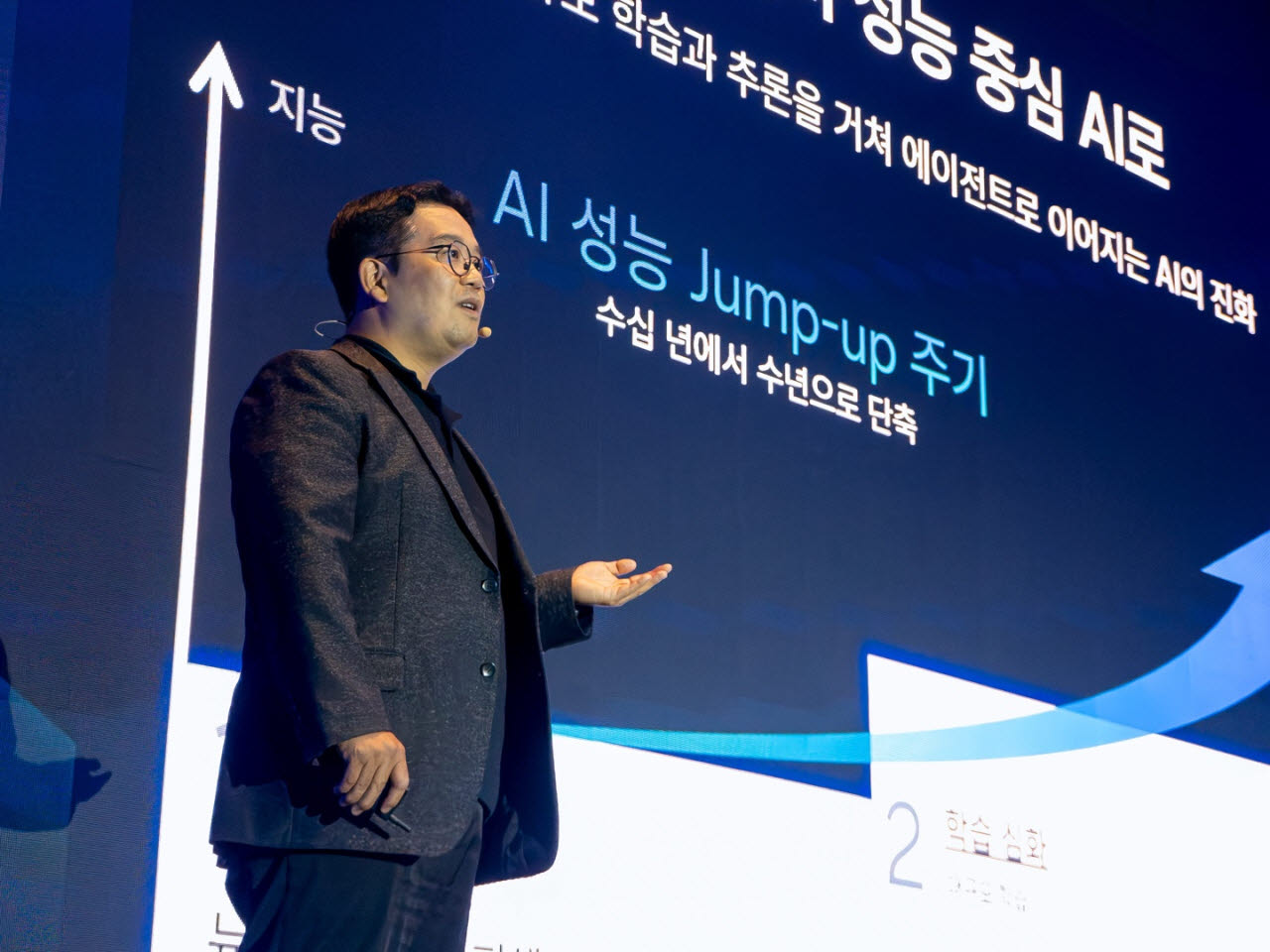 황인철 삼성전자 MX사업부 부사장이 30일 서울 서초동 삼성 사옥에서 열린 '삼성 AI 포럼 2026'에서 발표를 하고 있다. (사진=삼성전자)