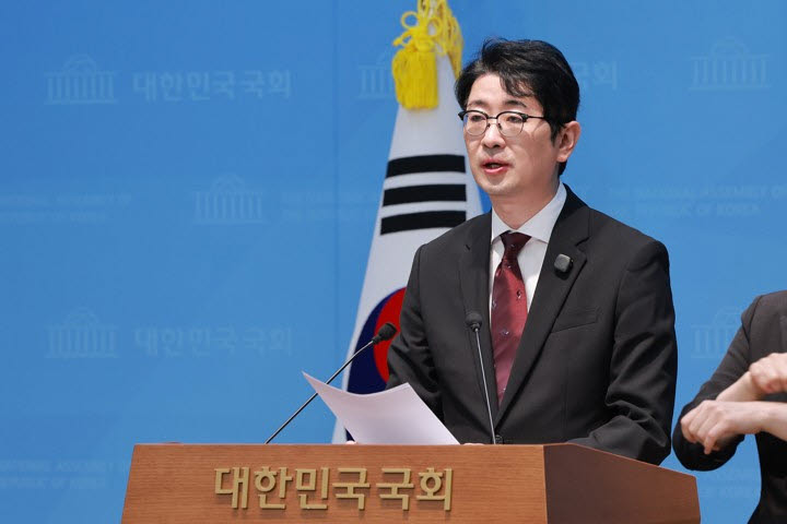 국민의힘 주진우 의원이 30일 국회 소통관에서 이재명 대통령이 엑스(X·옛 트위터)에 올린 청와대 일일 종합상황 보고 문건에 '선관위 특검 올림픽공원 핸드볼경기장 내 투표용지' 문구가 적혀 있다며 의혹 제기 기자회견을 하고 있다. (사진=연합뉴스)