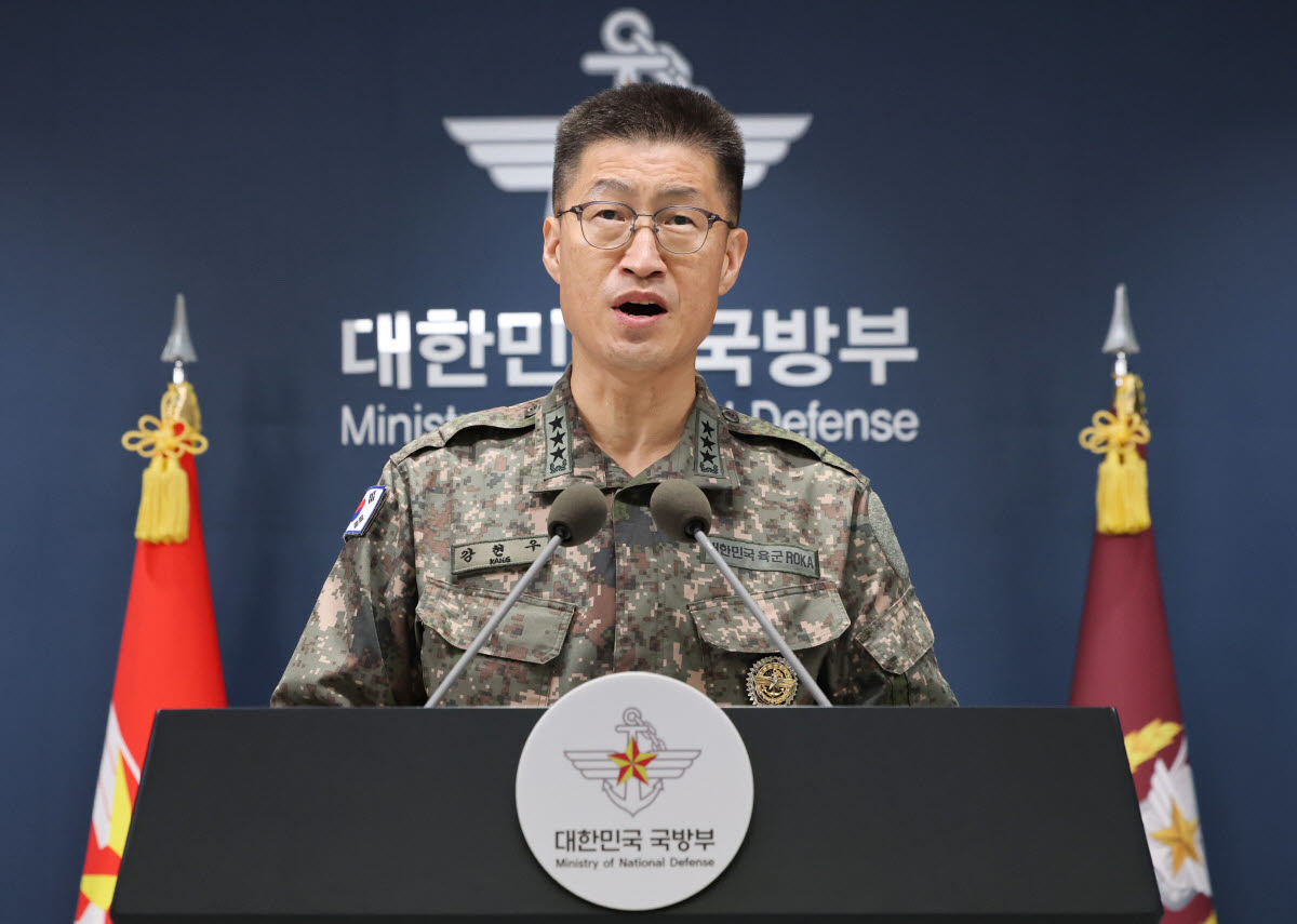 강현우 합참 작전본부장이 30일 서울 용산구 국방부에서 비무장지대(DMZ) 지뢰 폭발 관련 입장을 발표하고 있다. [연합뉴스 제공]