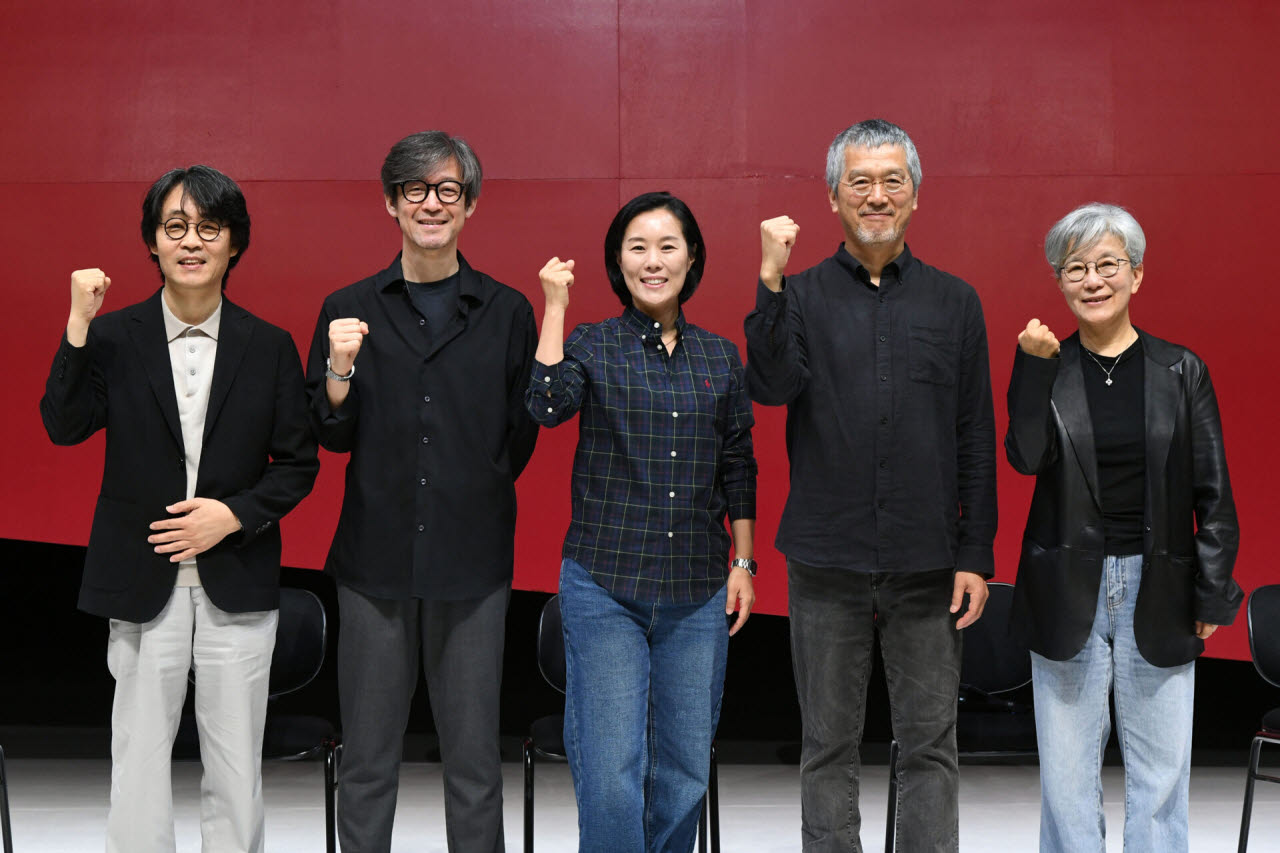 (왼쪽부터) 임일진 무대미술가, 정영두 연출, 서지혜 연출, 강량원 연출, 박정희 예술감독. (사진=국립극단)