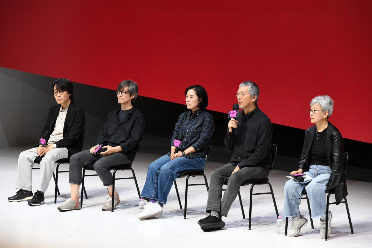 (왼쪽부터) 임일진 무대미술가, 정영두 연출, 서지혜 연출, 강량원 연출, 박정희 예술감독. (사진=국립극단)