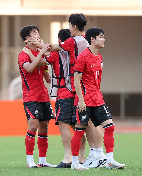 30일 일본 오사카 나가이 스타디움에서 열린 2026 아이치·나고야 아시안게임 남자 축구 준결승 대한민국과 중국의 경기. 2-1로 역전승을 거두며 결승전에 진출한 한국 선수들이 승리를 자축하고 있다.사진=연합뉴스