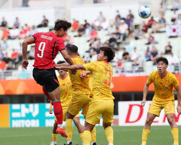 30일 일본 오사카 나가이 스타디움에서 열린 2026 아이치·나고야 아시안게임 남자 축구 준결승 대한민국과 중국의 경기. 전반전 한국 이영준이 헤더로 동점골을 넣고 있다. 사진=연합뉴스