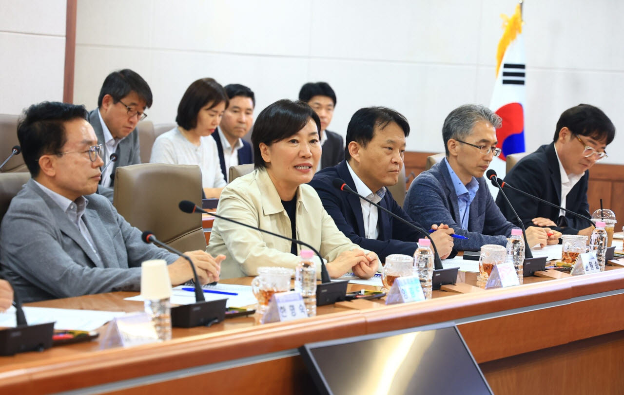 송미령(앞줄 왼쪽 두 번째) 농림축산식품부 장관이 30일 전북 남원시청에서 열린 이·통장들과의 농지 전수조사 현장 간담회에서 발언하고 있다. (사진=농림축산식품부)
