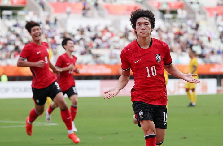 30일 일본 오사카 나가이 스타디움에서 열린 2026 아이치·나고야 아시안게임 남자 축구 준결승 대한민국과 중국의 경기. 후반전 역전골을 넣은 한국 배준호가 세리머니를 하고 있다. 사진=연합뉴스
