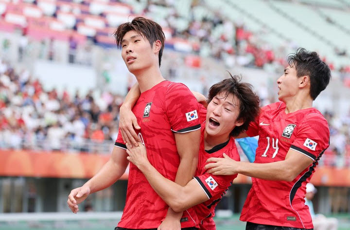 0일 일본 오사카 나가이 스타디움에서 열린 2026 아이치·나고야 아시안게임 남자 축구 준결승 대한민국과 중국의 경기. 동점골을 넣은 이영준이 세리머니를 하고 있다. 사진=연합뉴스