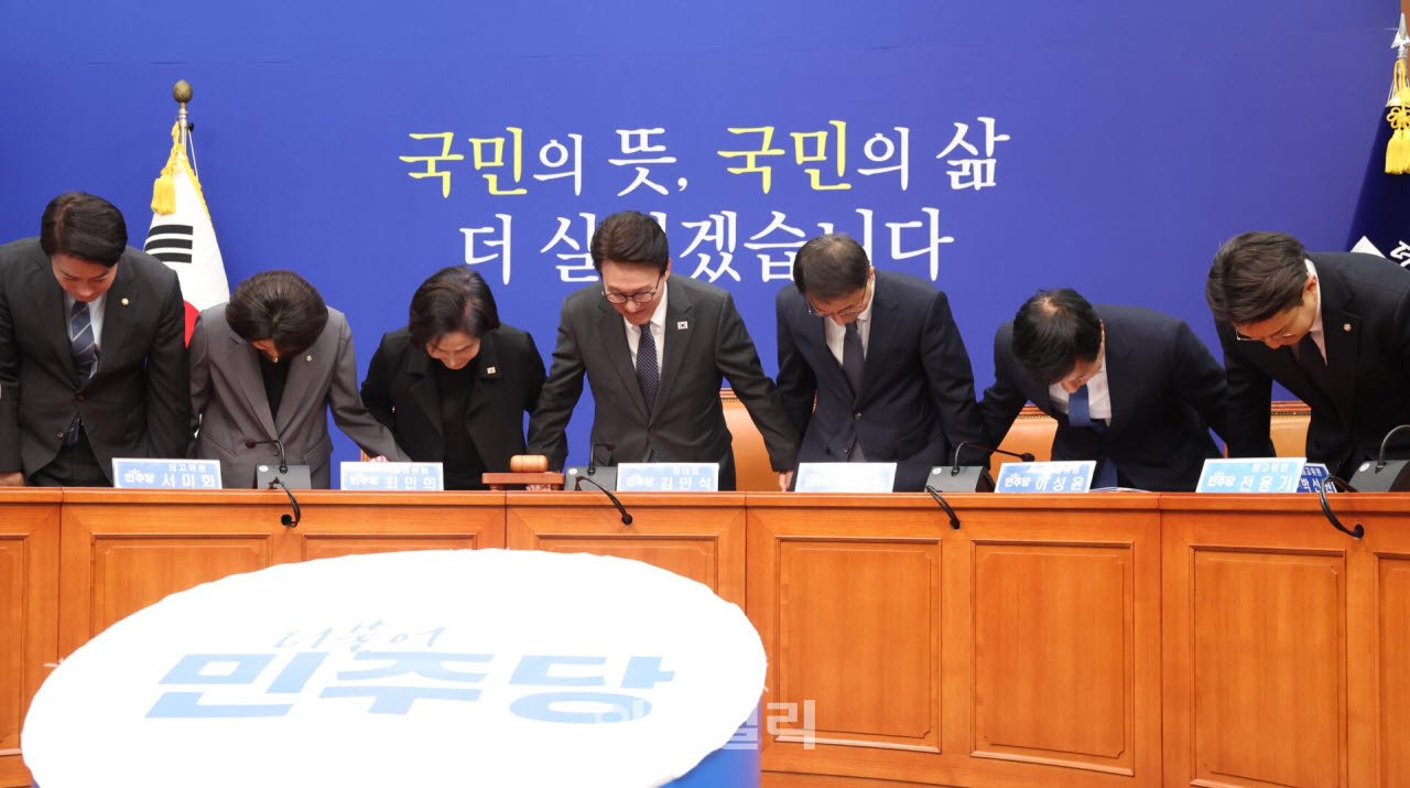 김민석 더불어민주당 대표와 한병도 원내대표 및 최고위원들이 23일 서울 여의도 국회에서 열린 최고위원회의를 시작하며 허리숙여 인사하고 있다. (사진=노진환 기자)