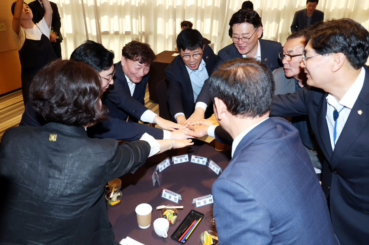 30일 여수에서 이상주 대한민국시군자치구의회의장협의회장을 비롯한 기초의회 관계자들을 만난 남종섭 경기도의회 의장(왼쪽 세 번째)이 동석자들과 지방의회법 연내 제정을 위한 화이팅을 하고 있다.(사진=경기도의회)