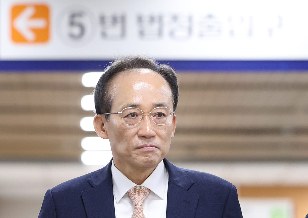 경호 대구시장이 지난달 26일 서울 서초구 서울중앙지방법원에서 열린 내란 중요임무 종사 혐의 관련 1심 속행 공판에 출석하기 위해 법정으로 향하고 있다.(사진=연합뉴스)