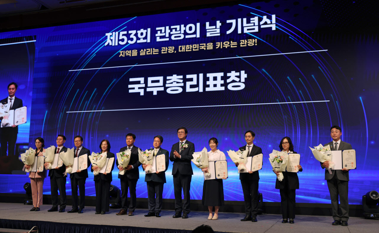 문화체육관광부가 한국관광협회중앙회와 함께 30일 '지역을 살리는 관광, 대한민국을 키우는 관광!'을 주제로 '제53회 관광의 날' 기념식을 열고 관광 진흥 유공자 23명에게 정부포상을 수여했다. (사진=문체부)