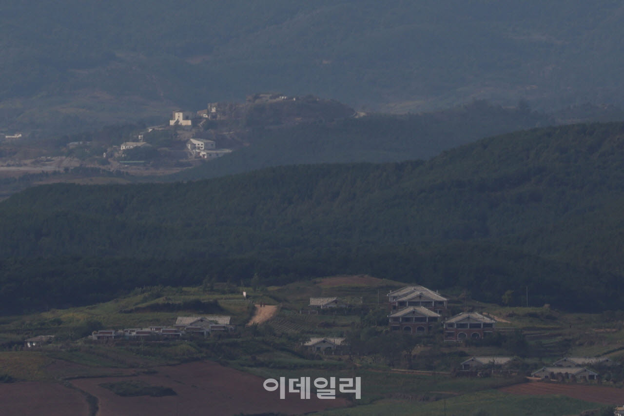 29일 경기 파주시 오두산통일전망대에서 바라본 북한 황해북도 개풍군 일대가 보이고 있다.한편 지난 21일 육군 25사단 관할인 경기 파주 군사분계선(MDL) 인접 지역에서 군이 수색로 개척 작전을 하던 도중 지뢰 폭발 사고가 발생해 수색대대장 등 3명이 다쳤다. 이에 우리군은 지뢰 폭발 사고 원인이 북한군의 지뢰일 가능성이 크다는 군의 판단이 나온 가운데 대북 확성기 방송 재개 등 상응 조치에 관심이 쏠리고 있다.[이영훈 기자]