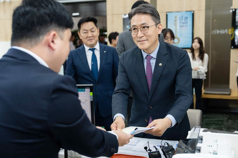 30일 권대영 금융위원회 부위원장이 서울 종로구 NH농협은행 정부서울청사지점에서 제2차 국민참여성장펀드에 가입하고 있다. (사진=금융위원회)