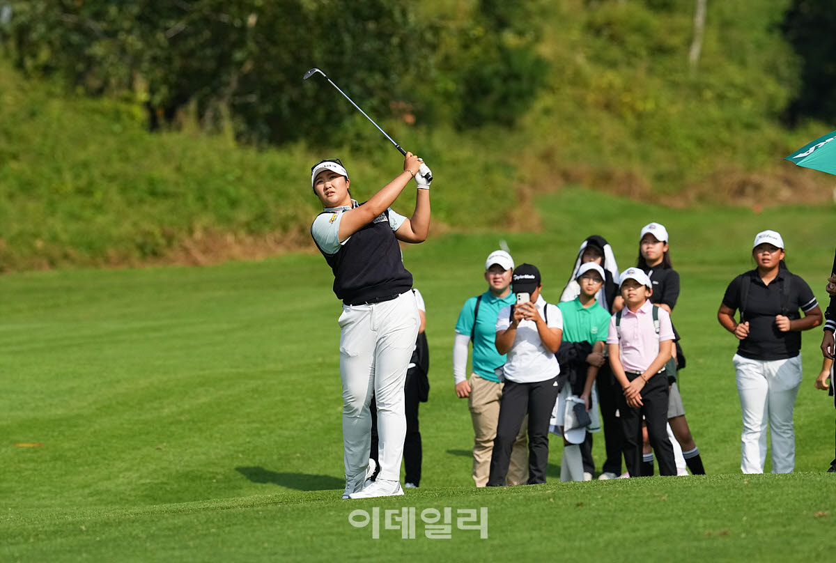 [포토]유해란,아이언 샷 보여줄게