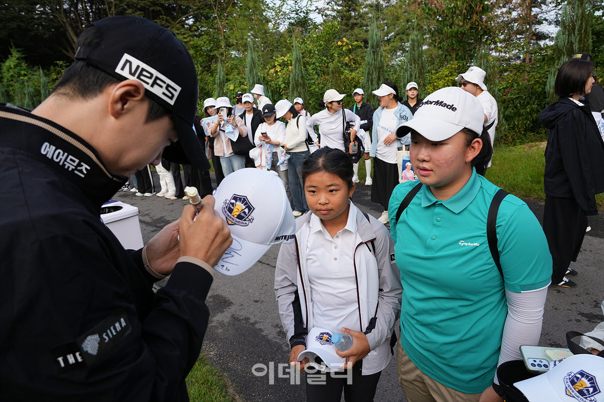 [포토]박성현,출발 전 사인 선물