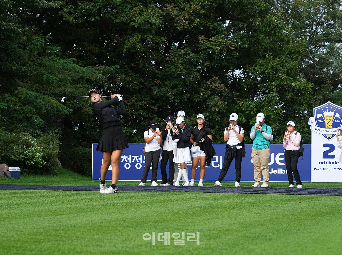[포토]성아진,홀인원을 향하여