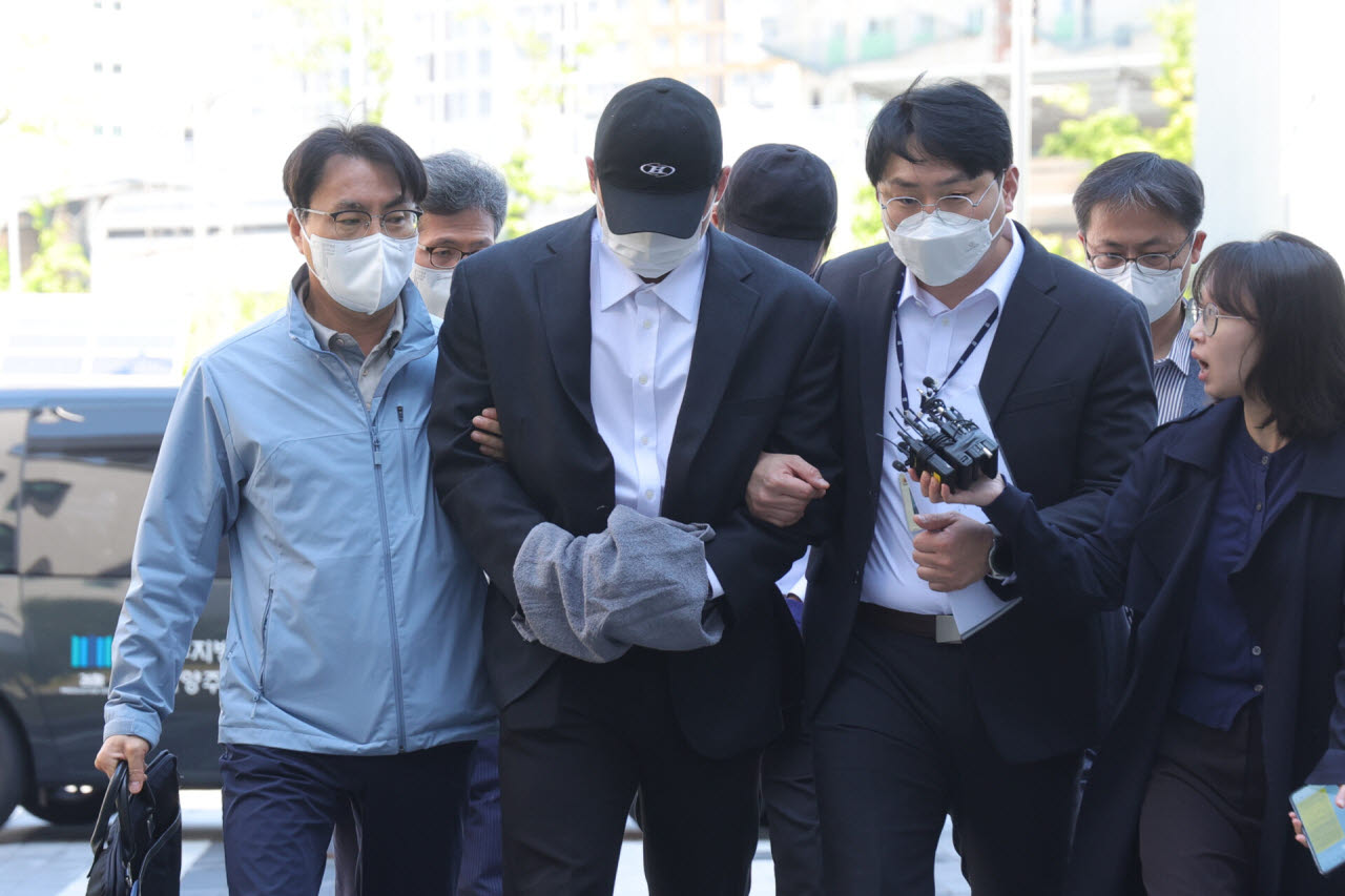 지난 5월 4일 오전 경기도 남양주시 의정부지방법원 남양주지원에서 김창민 영화감독 상해치사 사건 피의자(가운데)가 구속 전 피의자 심문(영장실질심사)을 위해 법정으로 이동하고 있다. (사진=연합뉴스)