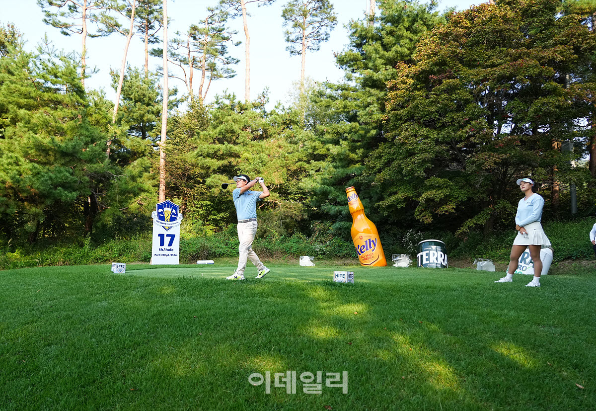 [이데일리 골프IN(여주)=조원범 기자]30일 경기도 여주에 위치한 블루헤런GC(파72.6,865yd)에서 '제26회 하이트진로 챔피언십'(총상금15억원.우승상금2억7천만원)연습라운드에서 패밀리 골프 대항전이 열린가운데 김민별 가족이 경기를 치르고 있다.